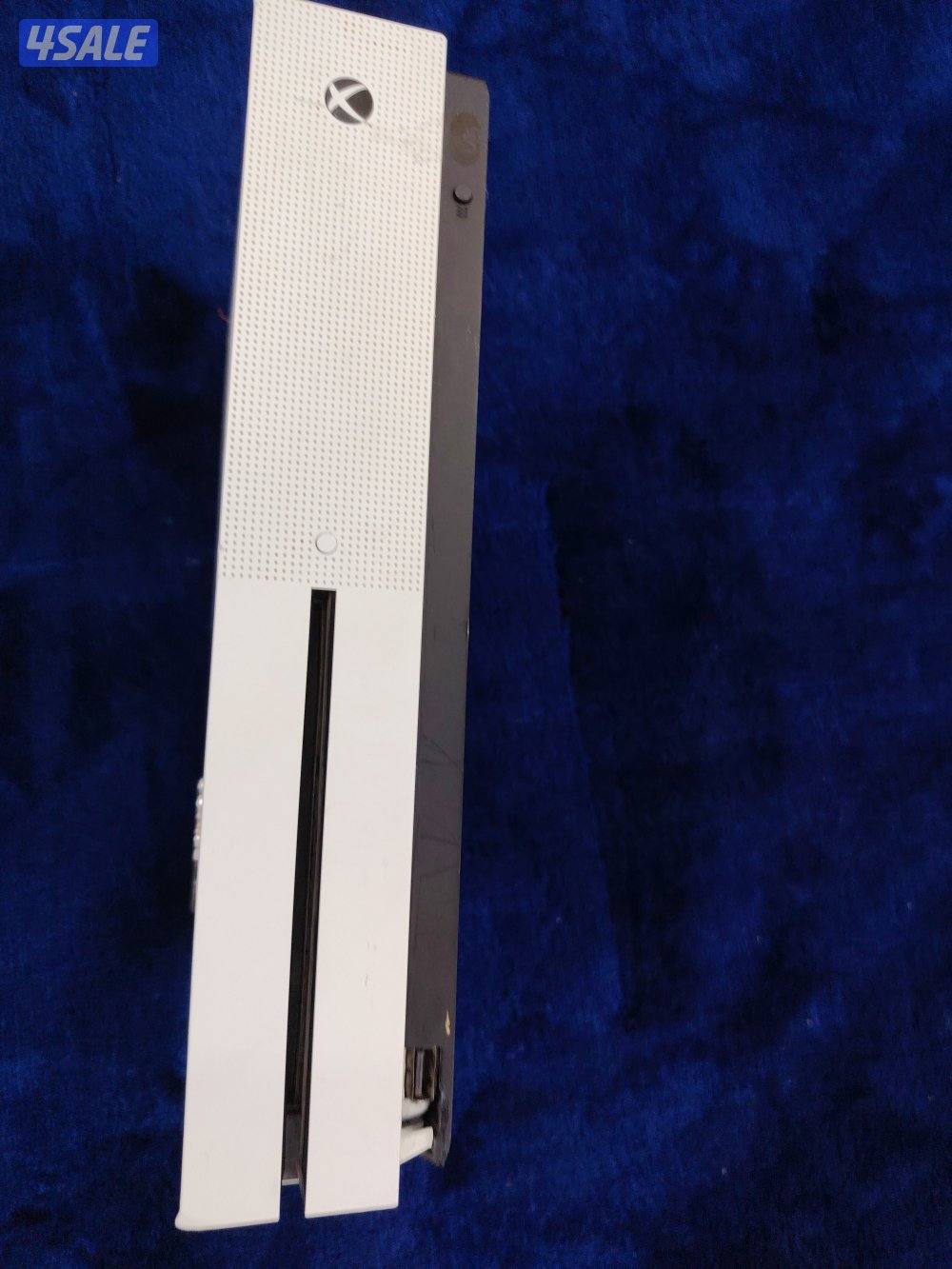 السلام عليكم، للبيع اكس بوكس ون اس شغغاله ميتين بالميه فيها كسر مايأثر1