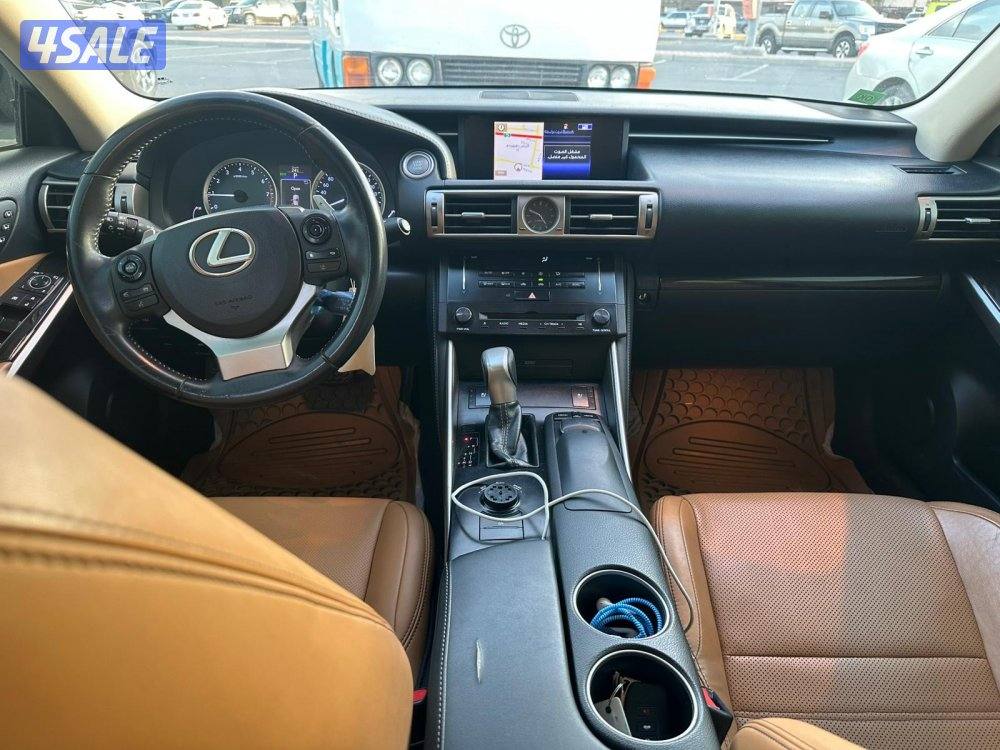 للبيع لكزس is350 فل كامل شرط الفحص قير ومكينة وشاصي وبدي4
