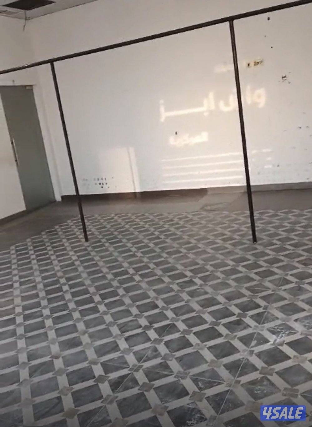 60 متر في موقع مميز جداً في برج على المغرب السريع وامام 3 مدارس ومواقف2