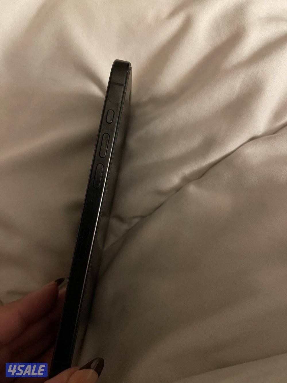 ايفون ١٥ برو ماكس الاسود وايفون ١٢ برو ماكس لون كحلي اثنينهم ٢٥٦ قيقا1