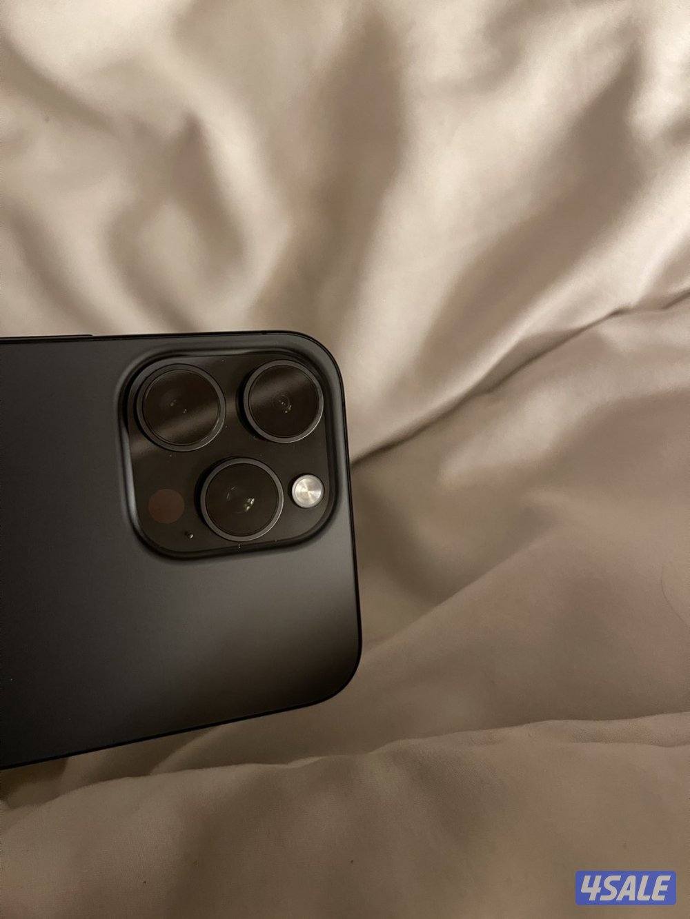 ايفون ١٥ برو ماكس الاسود وايفون ١٢ برو ماكس لون كحلي اثنينهم ٢٥٦ قيقا2