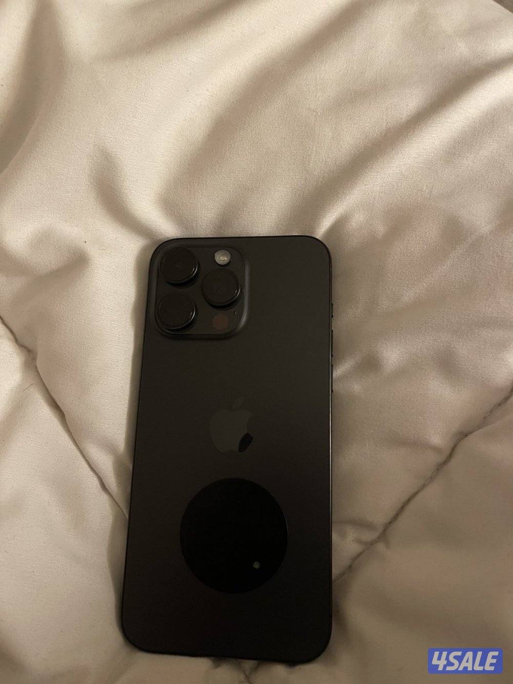 ايفون ١٥ برو ماكس الاسود وايفون ١٢ برو ماكس لون كحلي اثنينهم ٢٥٦ قيقا4