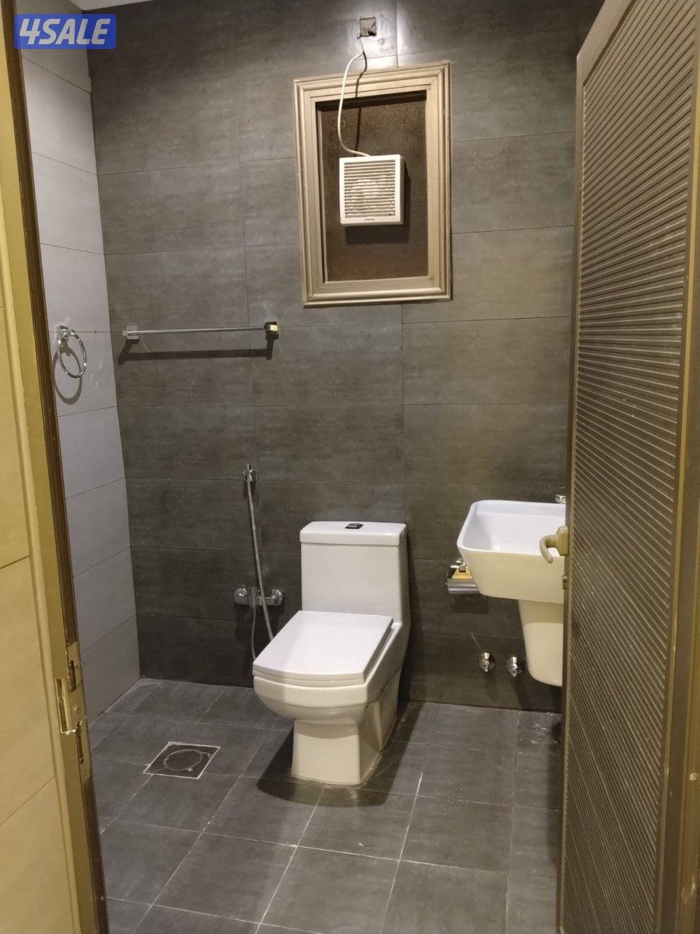 شقة للإيجار غرفتين نوم وصاله غرفةخادمه ومصعد مدخل ومخرج سهل للمنطقة4