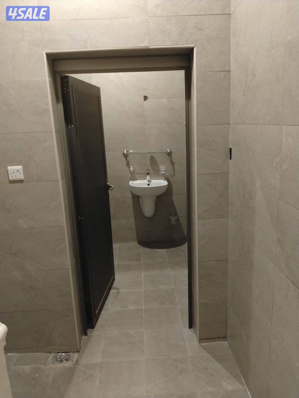 شقة للإيجار غرفتين نوم وصاله غرفةخادمه ومصعد مدخل ومخرج سهل للمنطقة5