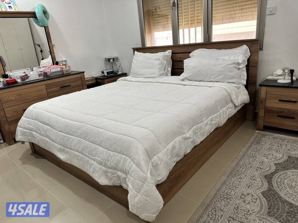 للبيع سرير وكومدينتين وتسريحه0