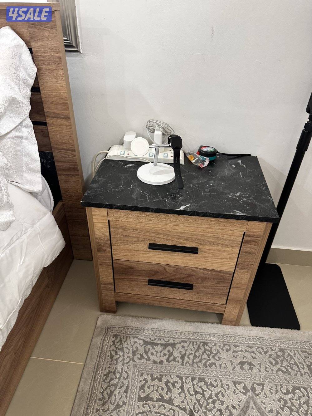 للبيع سرير وكومدينتين وتسريحه2