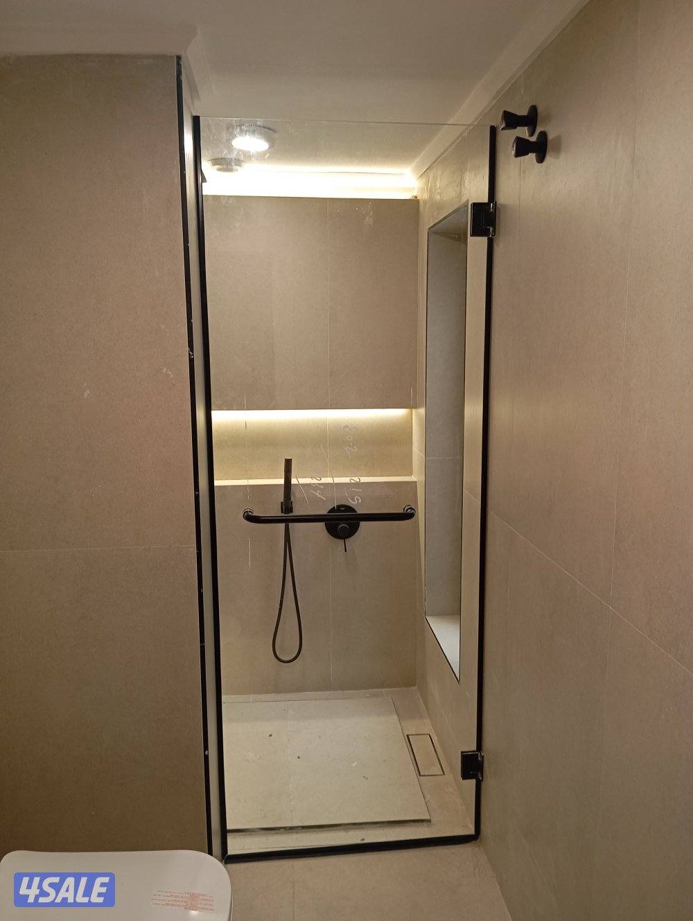 فني زجاج ومرايا وطاولات طعام وشاور بكس وتركيب زجاج وصيانة ابواب0