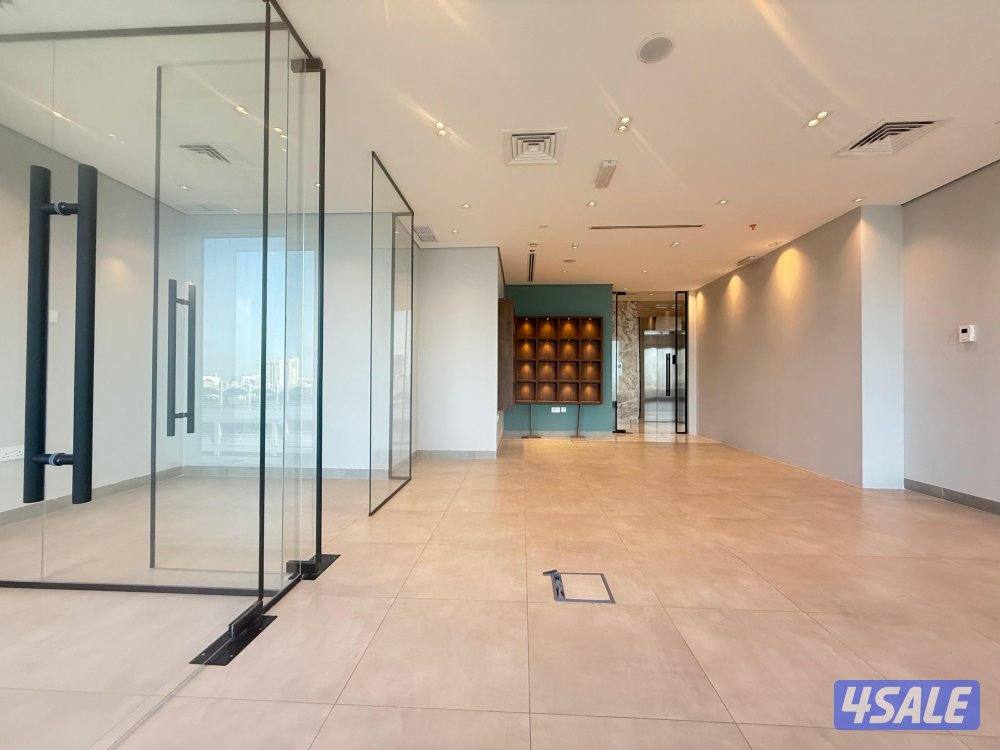 متوفر مكتب تجاري في برج كتير راقي بموقع متميز بالقبله مساحة ٧٠م0