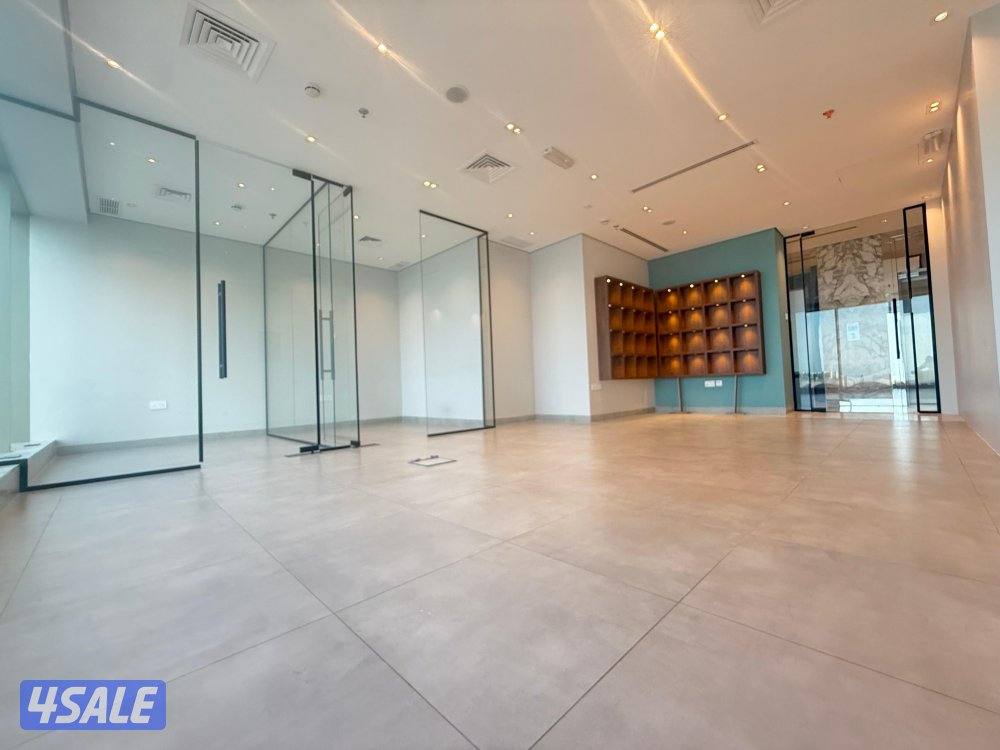 متوفر مكتب تجاري في برج كتير راقي بموقع متميز بالقبله مساحة ٧٠م1
