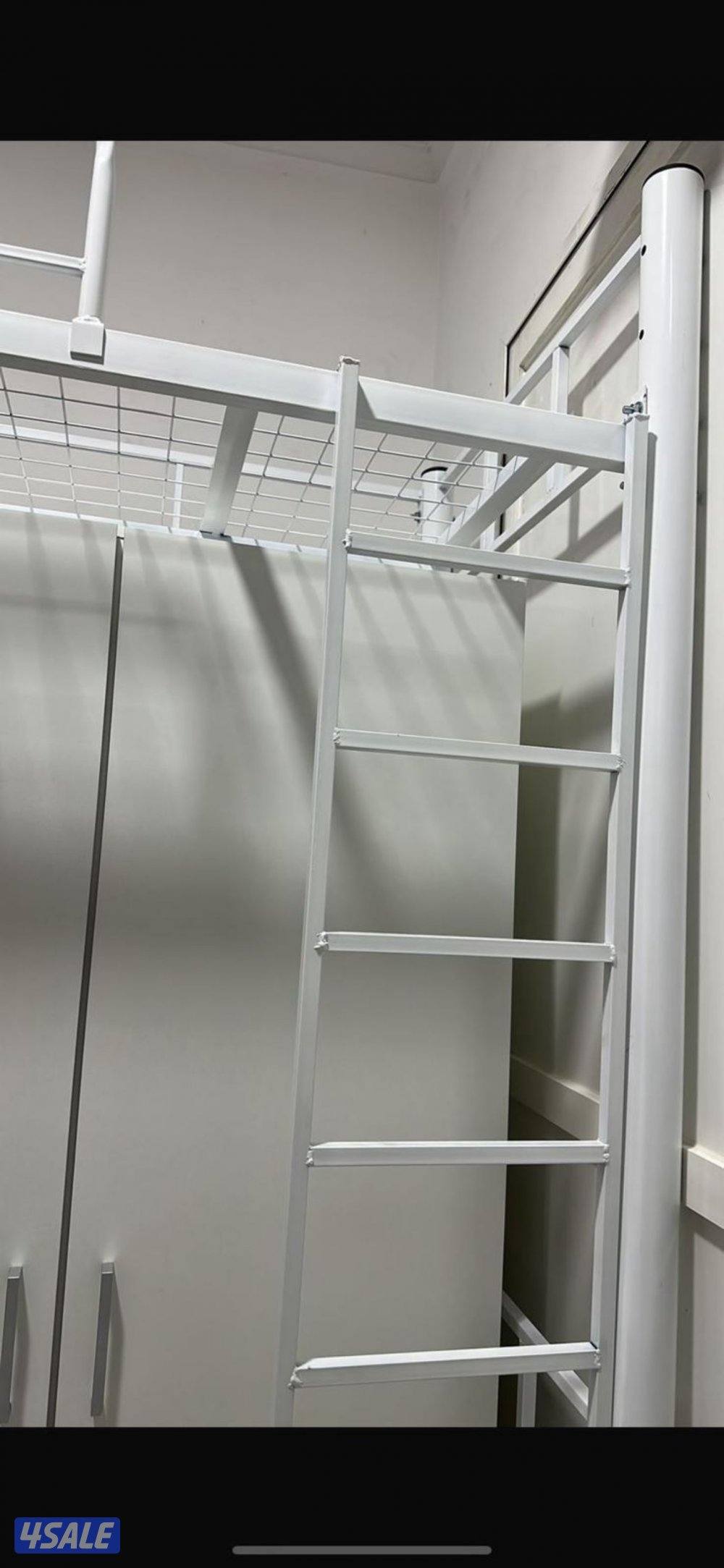 سرير للبيع طويل يسوي لك مساحه بالغرفه ينفع للعامله او طفل جديد و يتحم٢0