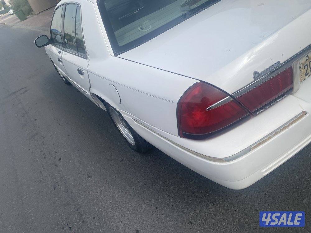 فورد جراند ماركيز  صبغ الوكاله خالي من الحوادث  ماشي 303 الف0