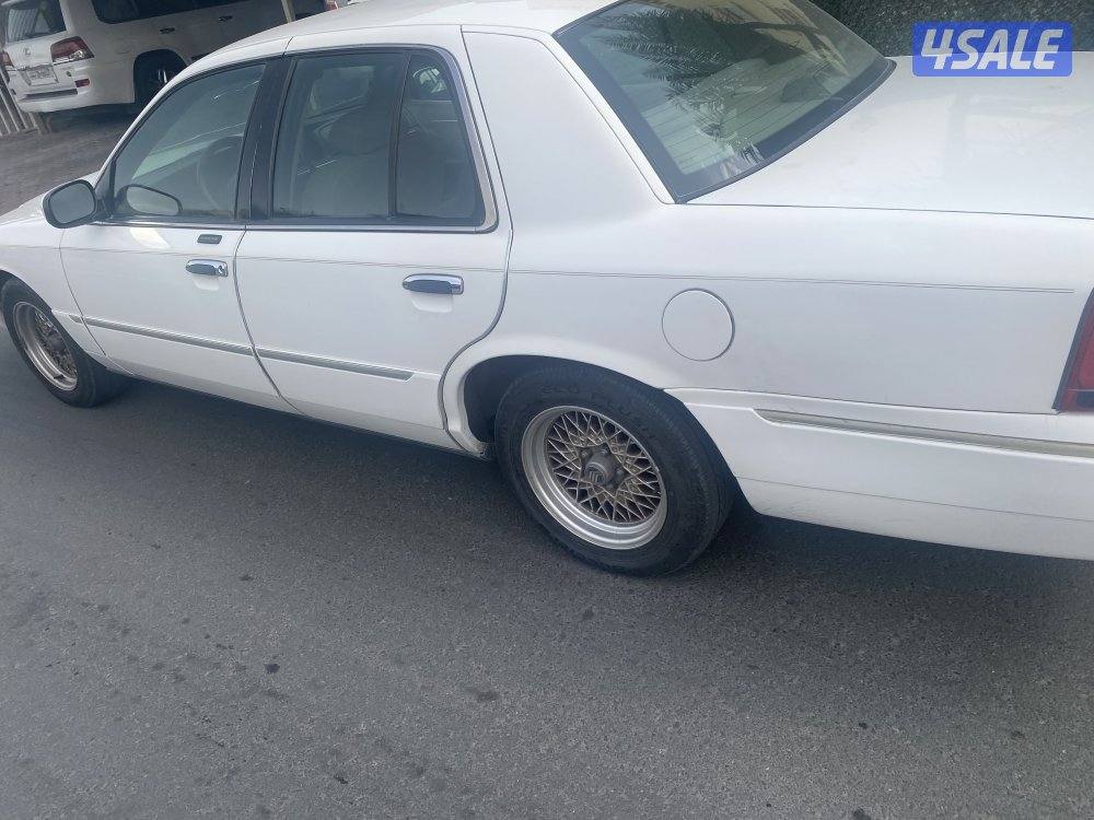 فورد جراند ماركيز  صبغ الوكاله خالي من الحوادث  ماشي 303 الف5