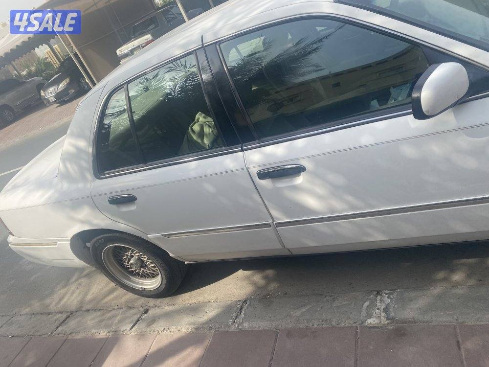 فورد جراند ماركيز  صبغ الوكاله خالي من الحوادث  ماشي 303 الف8