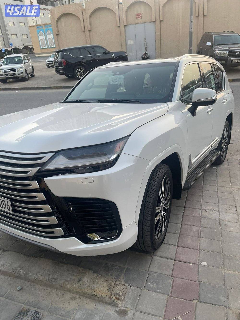 لكزس LX600 ٢٠٢٤ وارد السعوديه مفتوح له ملف بالساير عداد ١٤ ألف شرط0