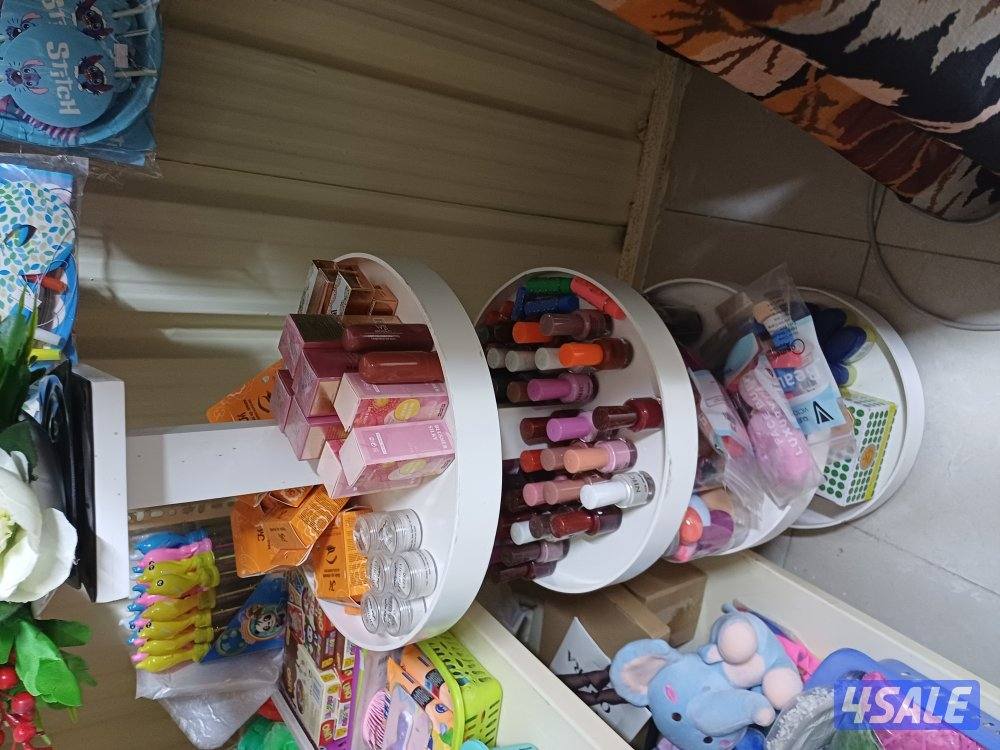 للبيع اغراض محل عباره عن العاب واكياس هدايا وكماليات وملابس خدمة وقرقي2
