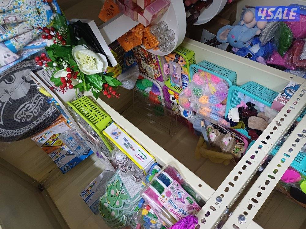 للبيع اغراض محل عباره عن العاب واكياس هدايا وكماليات وملابس خدمة وقرقي3