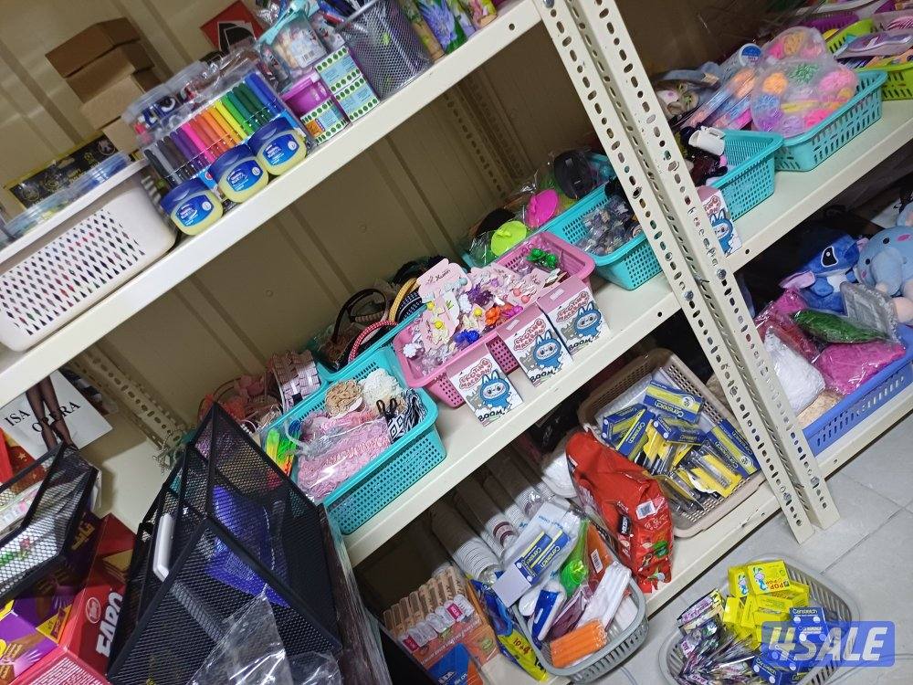 للبيع اغراض محل عباره عن العاب واكياس هدايا وكماليات وملابس خدمة وقرقي4