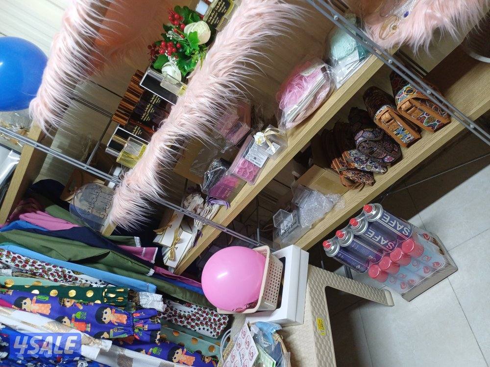 للبيع اغراض محل عباره عن العاب واكياس هدايا وكماليات وملابس خدمة وقرقي6