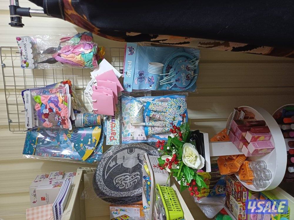 للبيع اغراض محل عباره عن العاب واكياس هدايا وكماليات وملابس خدمة وقرقي5