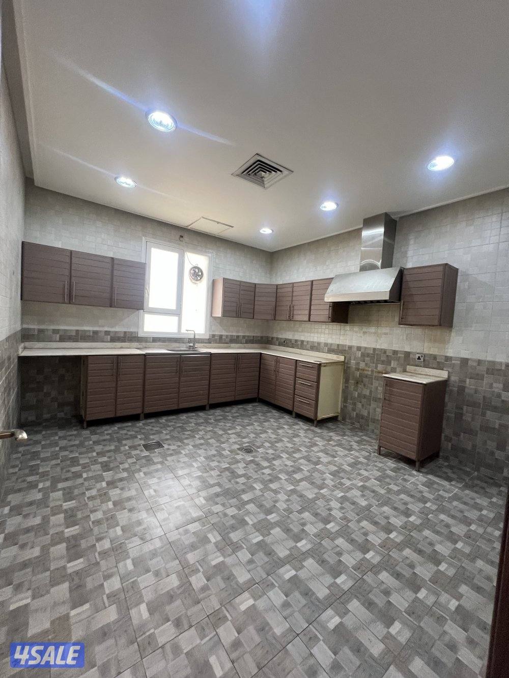 للايجار دور ارضي راقي وممتاز اربع غرف7