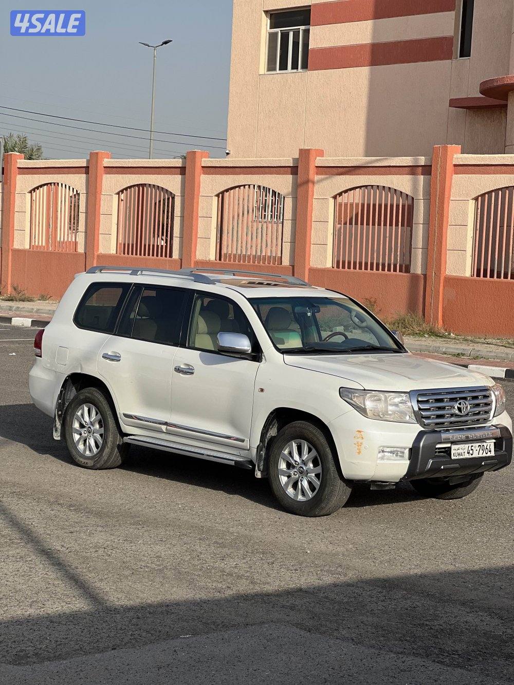 للبيع لاندكروزر GXR 6 سلندر موديل 20093