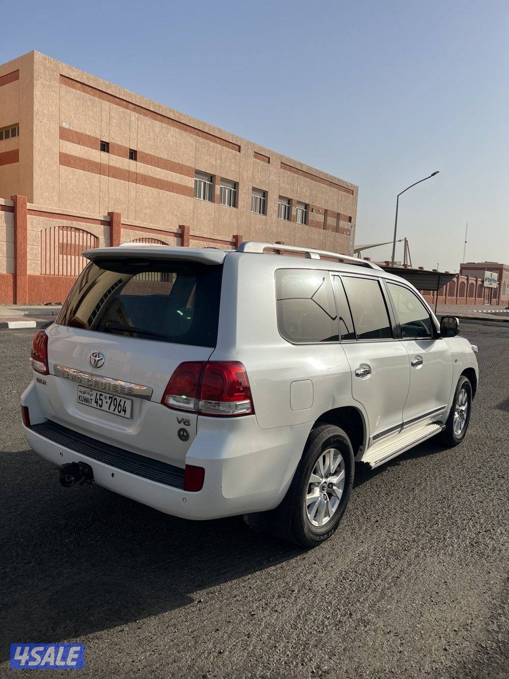 للبيع لاندكروزر GXR 6 سلندر موديل 20094