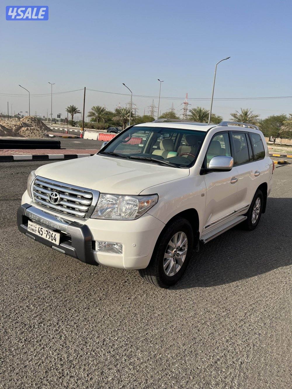 للبيع لاندكروزر GXR 6 سلندر موديل 20096