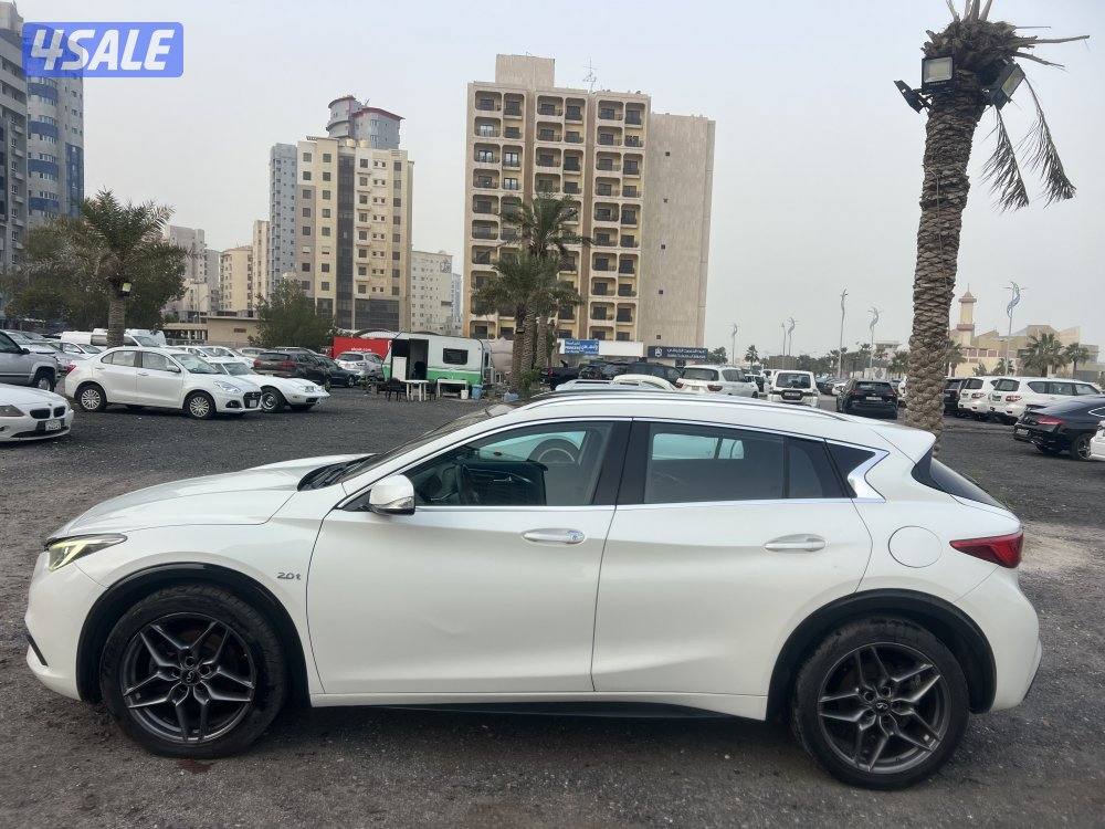 انفينيتي Q30 ابيض 2018 ماشي 125 الف كامل المواصفات فتحه شاشه2