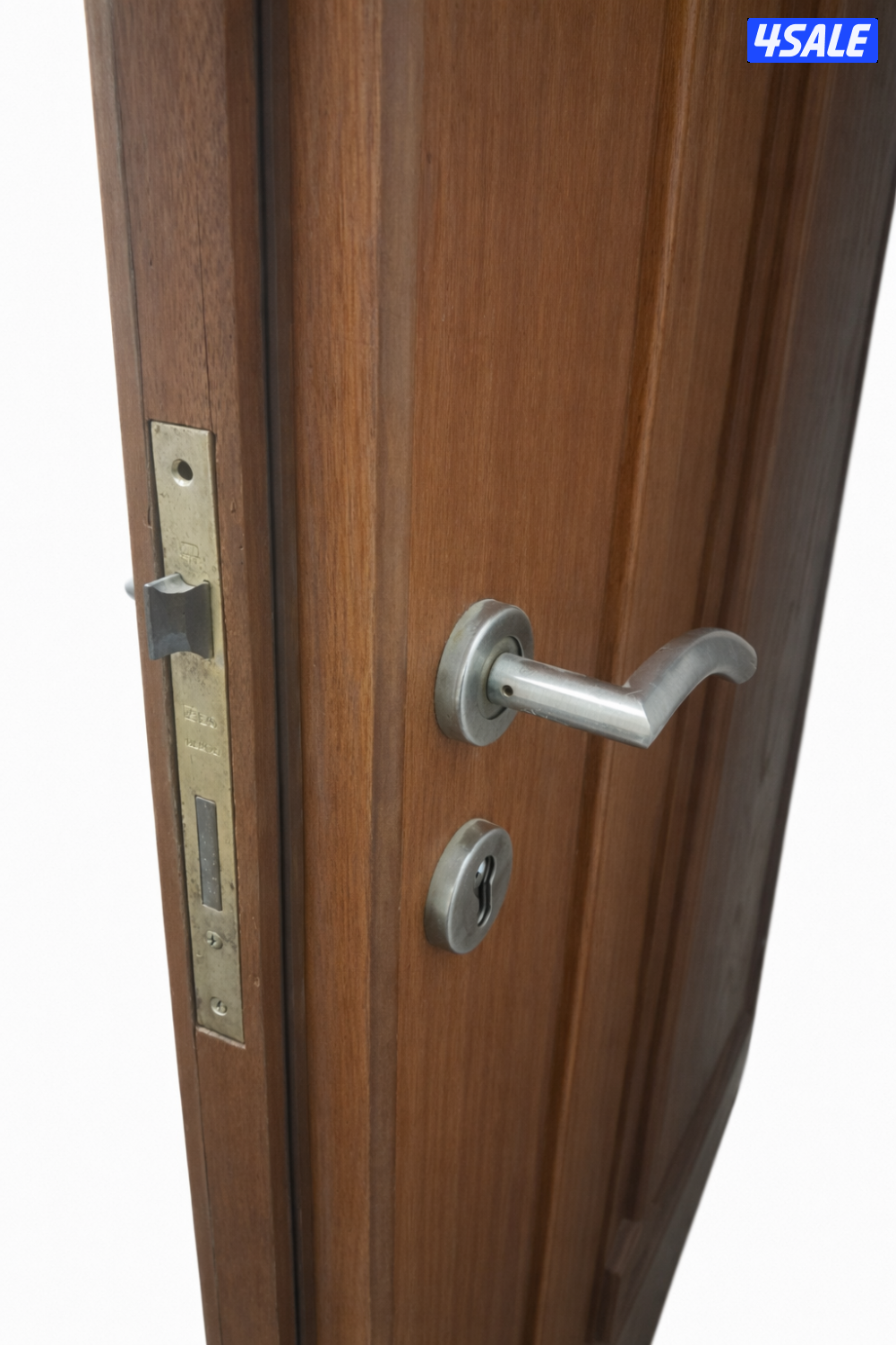 باب خشبي خارجي مزخرف كلاسيكي باللون البني المتوسط. 
•الطول2.17سم
•العر2