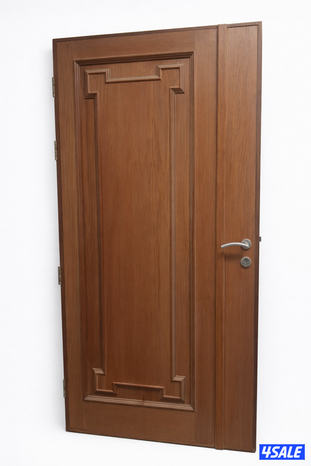 باب خشبي خارجي مزخرف كلاسيكي باللون البني المتوسط. 
•الطول2.17سم
•العر3