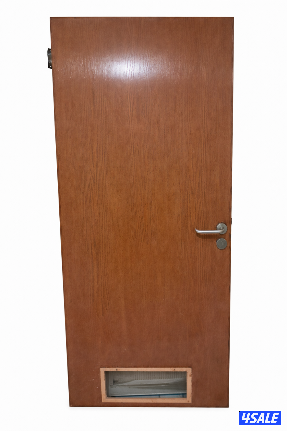 باب خشبي داخلي فلاش بلون بني مع مقبض فضي وفتحة تهوية سفلية 
الطول 2.141