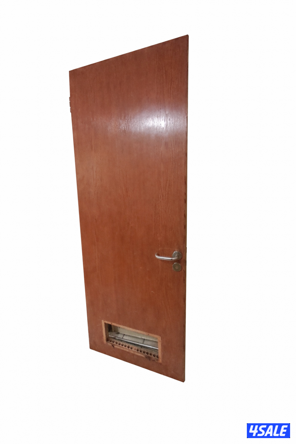 باب خشبي داخلي فلاش بلون بني مع مقبض فضي وفتحة تهوية سفلية 
الطول 2.142