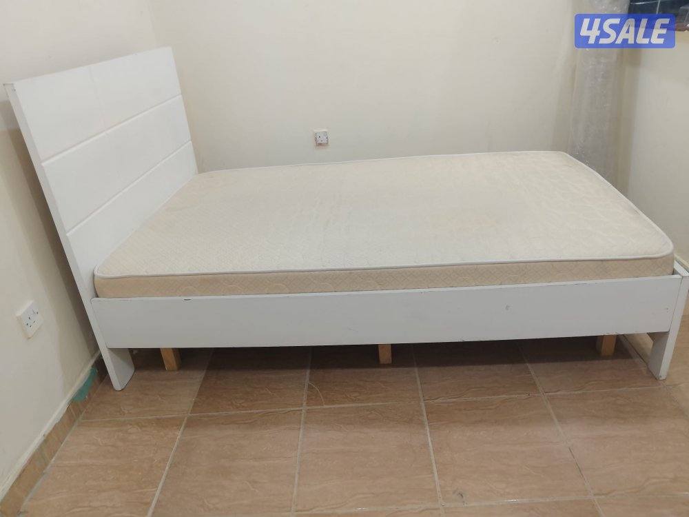 سرير نفر ونص  مع مرتبه مستخدم . نضيف جدا . الحجم 200/1200