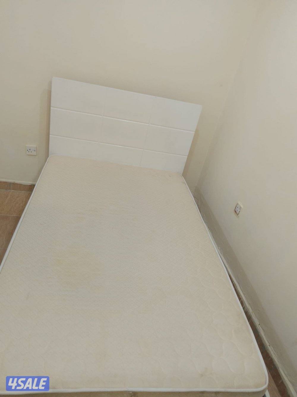 سرير نفر ونص  مع مرتبه مستخدم . نضيف جدا . الحجم 200/1201