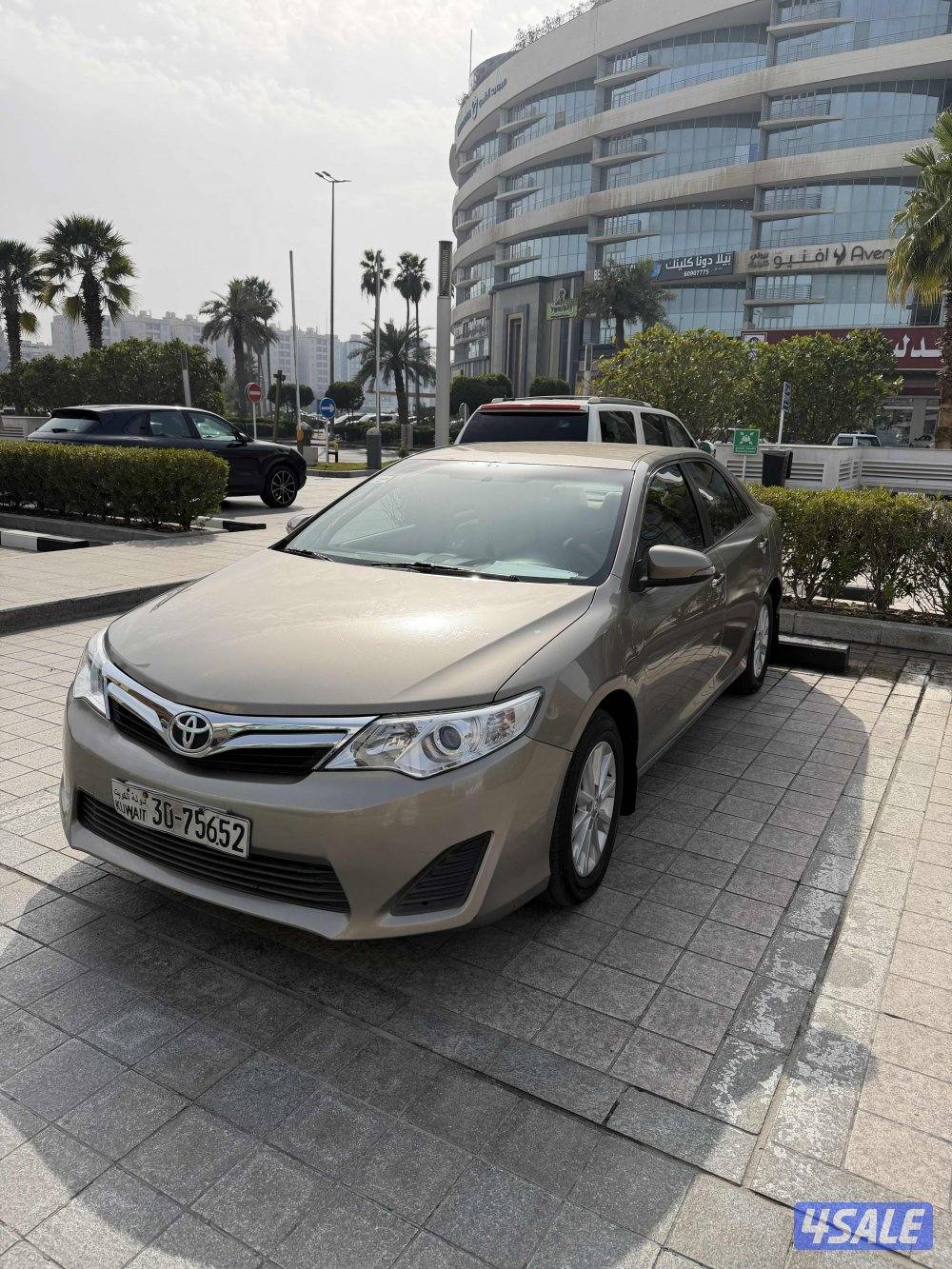 للبيع كامري ٢٠١٥ ذهبي0