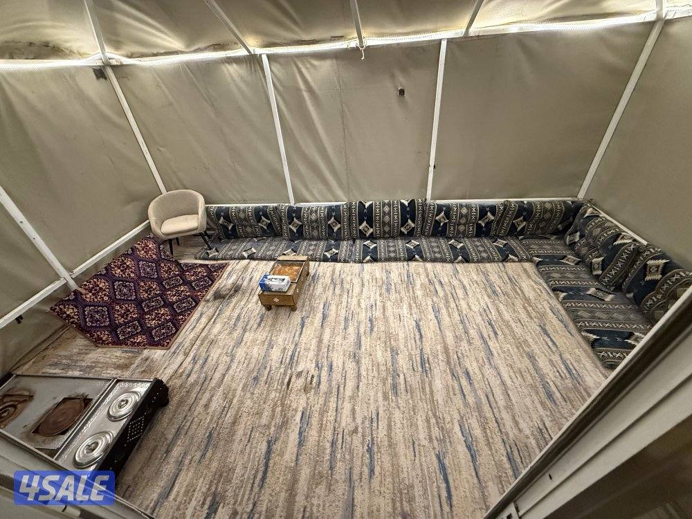 مخيم مكانه هادي ومرتب مقابل ستاربكس جبد5