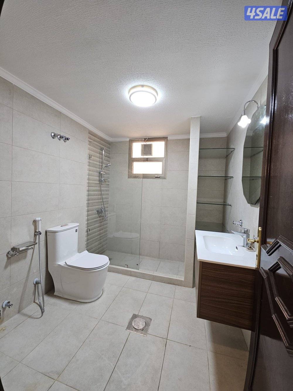 للايجار شقة روعة مساحه كبيرة بالنزهة ق٢5