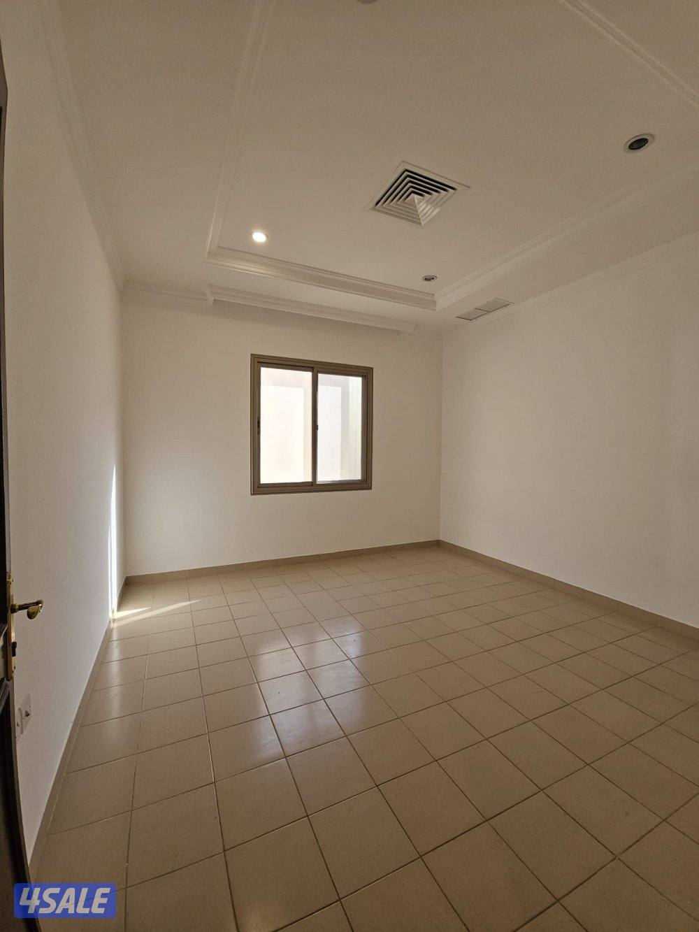 للايجار شقة روعة مساحه كبيرة بالنزهة ق٢6