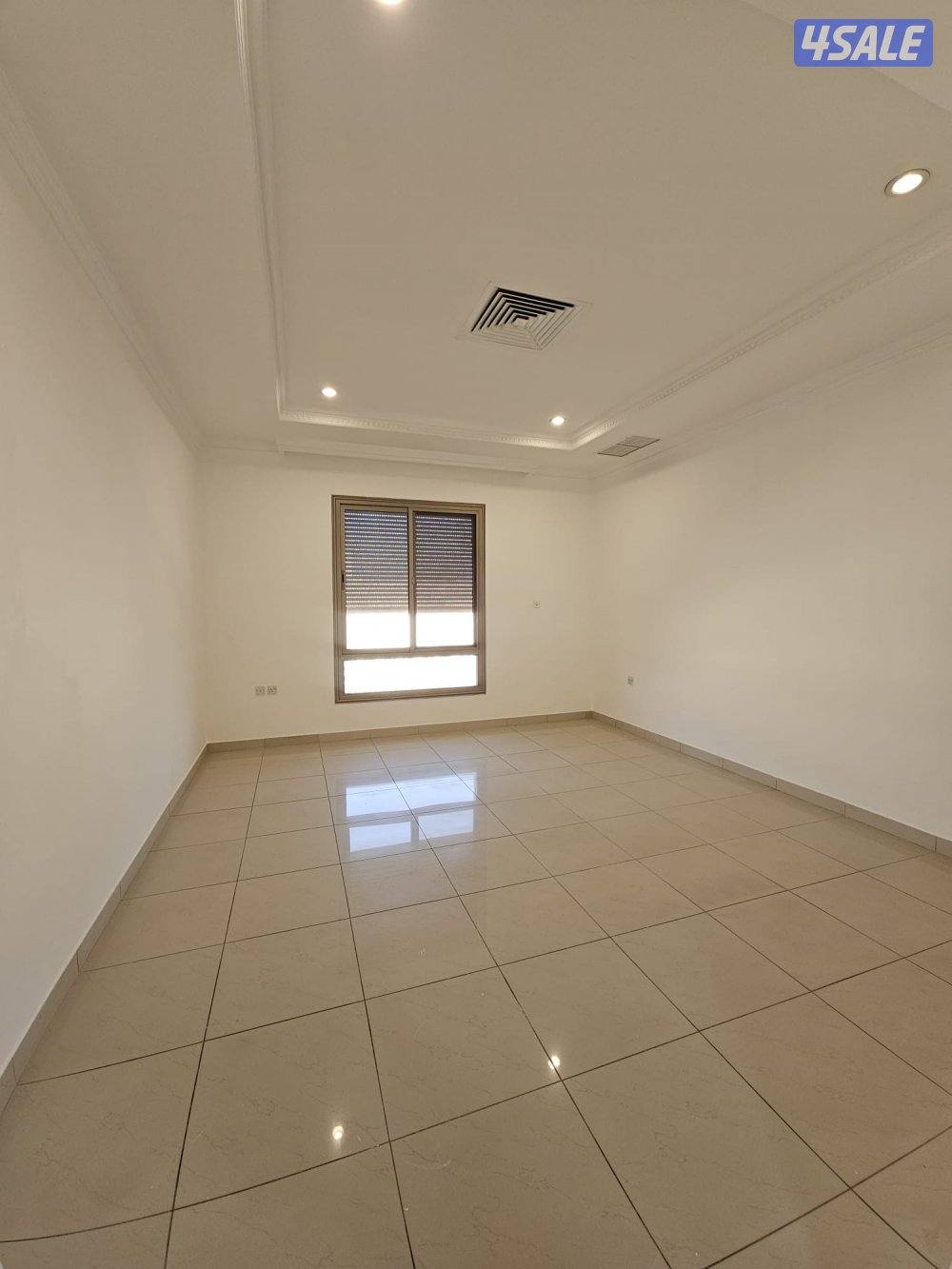 للايجار شقة روعة مساحه كبيرة بالنزهة ق٢8