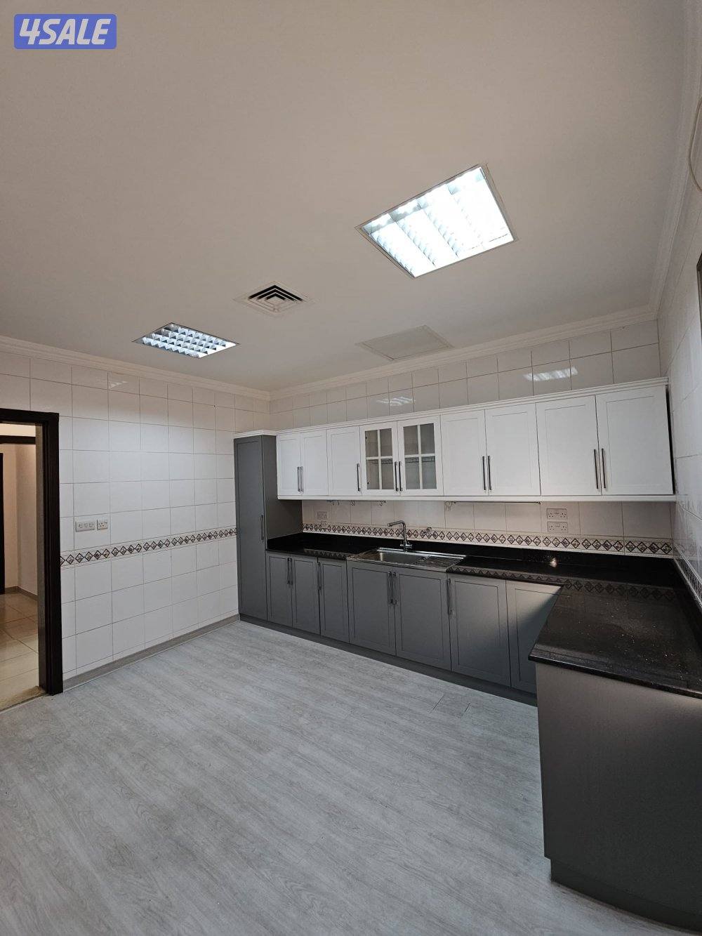 للايجار شقة روعة مساحه كبيرة بالنزهة ق٢9