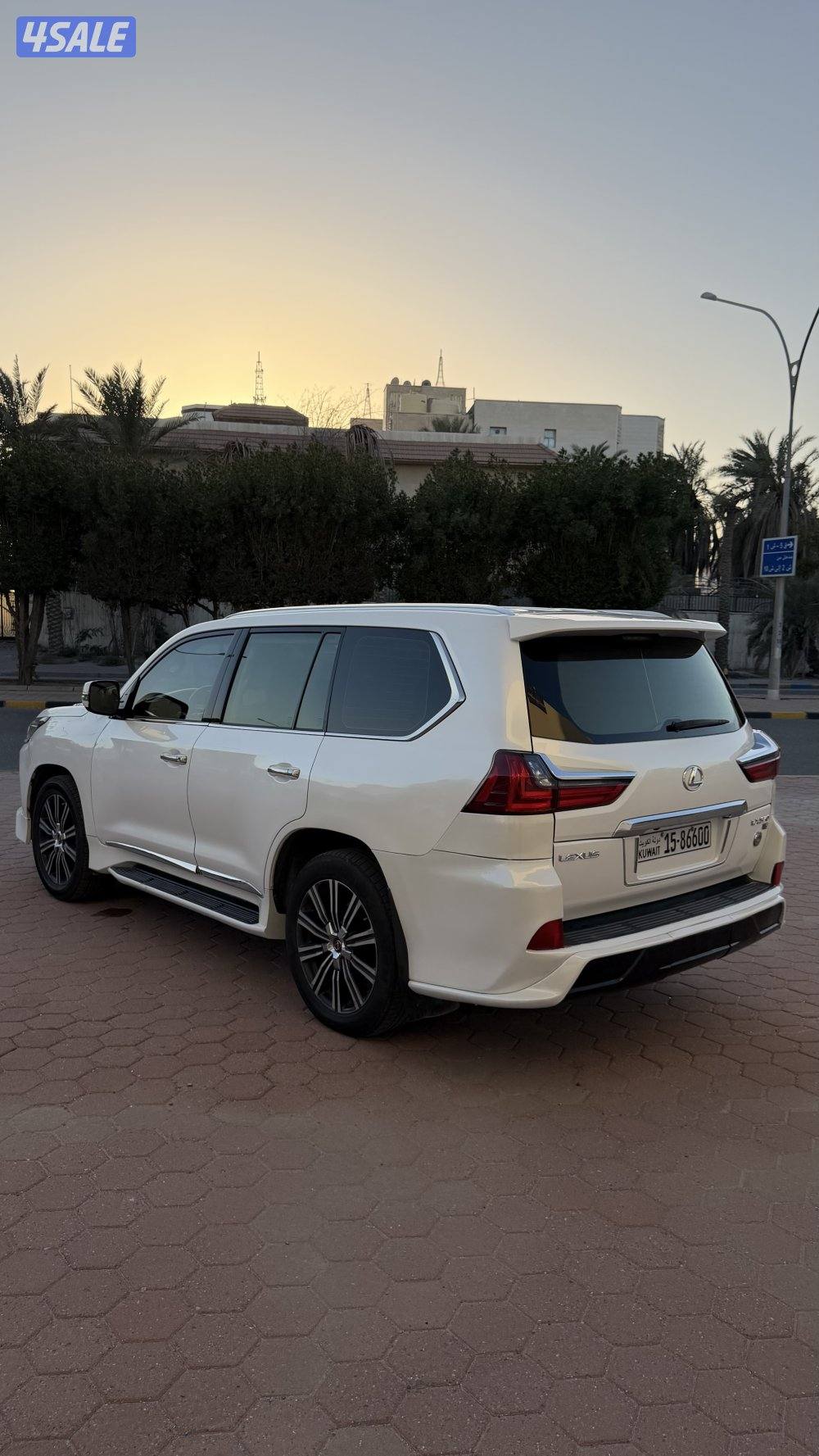 لكزس 570 موديل 18 شرط الفحص ماشي 3435
