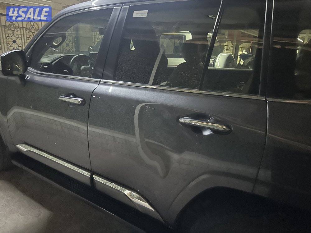 للبيع لاندكروزر VX ٢٠٢٢ اللون رمادي شرط الفحص كامل فتحه ثلاجه جلد بيج0