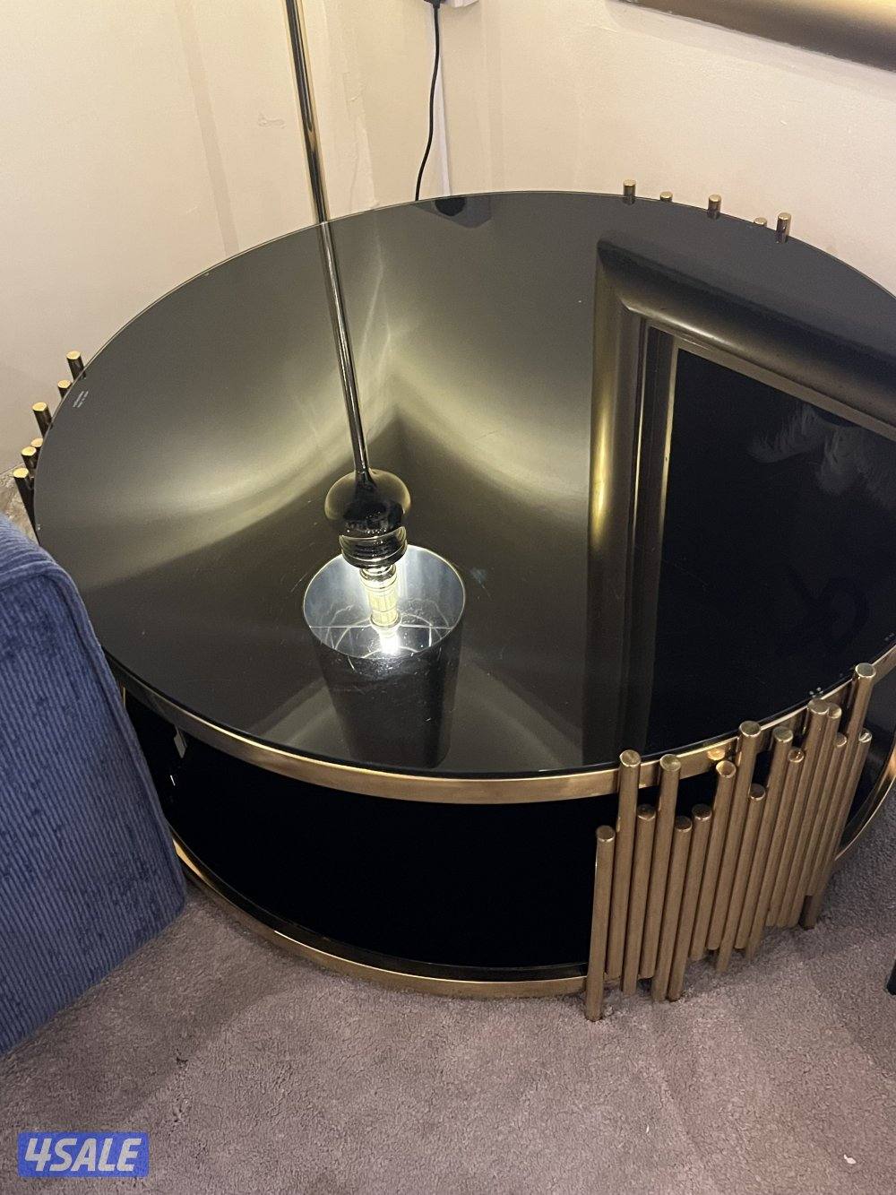 طاوله للبيع0