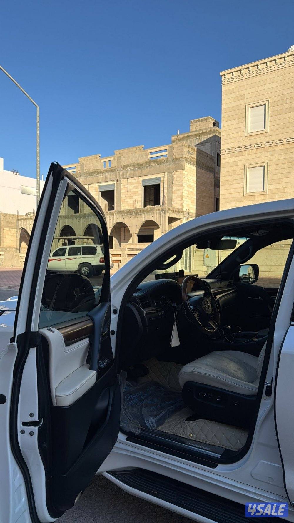 للبيع جيب لكزس٥٧٠ LX4