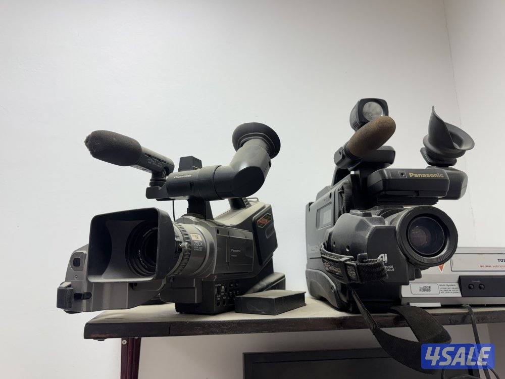 للبيع كامرتين شغالين بس مافيها شحن ضايع شرط نظافه و انتيك0