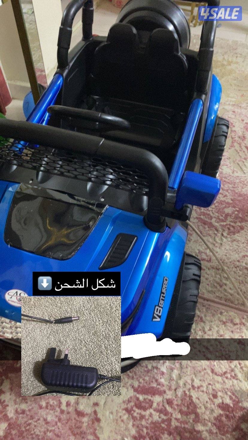 سيارة اطفال كبيره جديده معاها ريموت متحرك ناقصها شحن فقط0