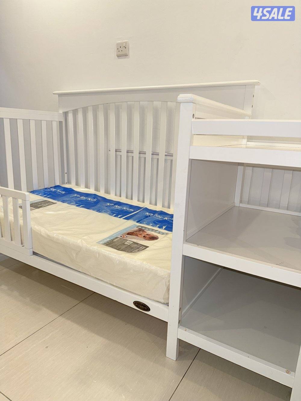 سرير ابيض مع تبديل1