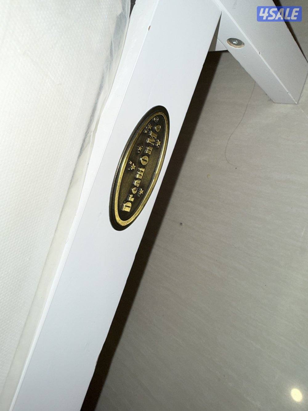 سرير ابيض مع تبديل2