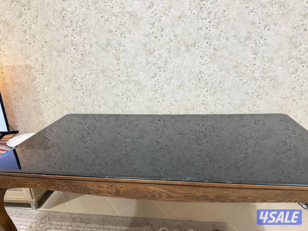 طاوله خشب طبيعي معاها ٦كراسي حاله جيده جدا ونضيفه0