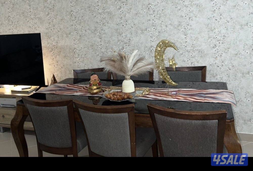 طاوله خشب طبيعي معاها ٦كراسي حاله جيده جدا ونضيفه1